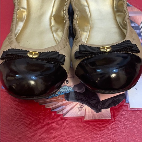 Tahari two/tone flat ballerina shoes. - Picture 5 of 9